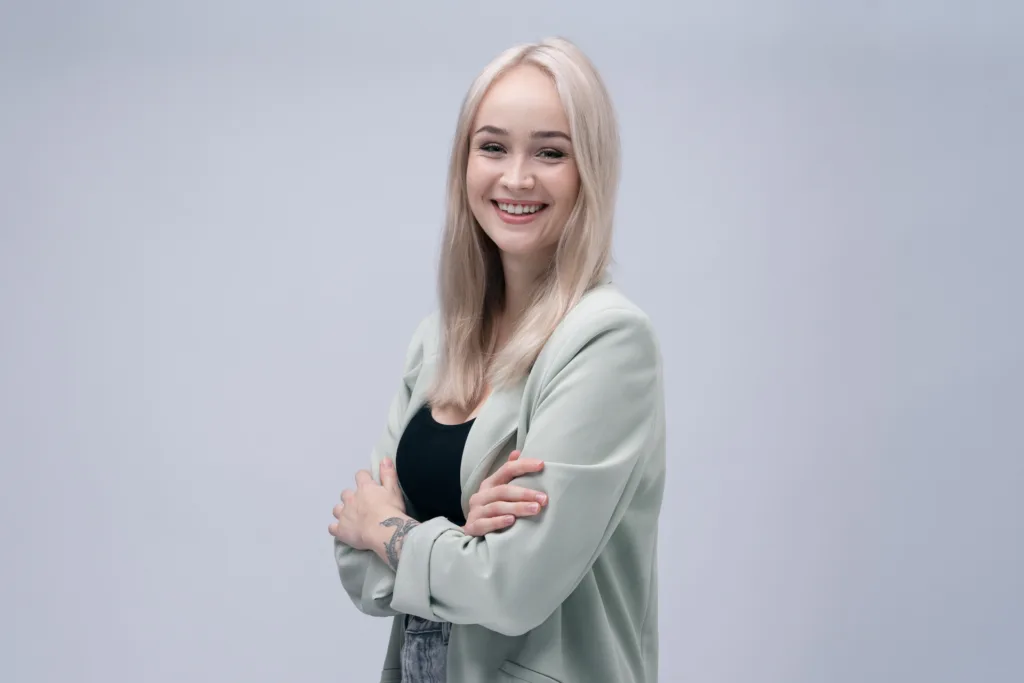Ametiportree naeratavast naisest. Ametiportreed, mis peegeldavad teie meeskonna professionaalsust, pildistas Tartu fotograaf Mailis Vahenurm.