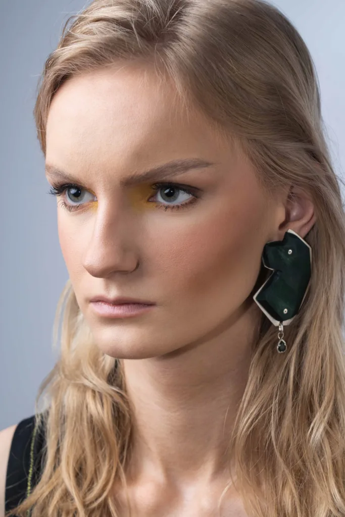 Brändifoto Margit Paulini ehtekollektsioonist ŠahMat! modelliga, pildistas Mailis Vahenurm.