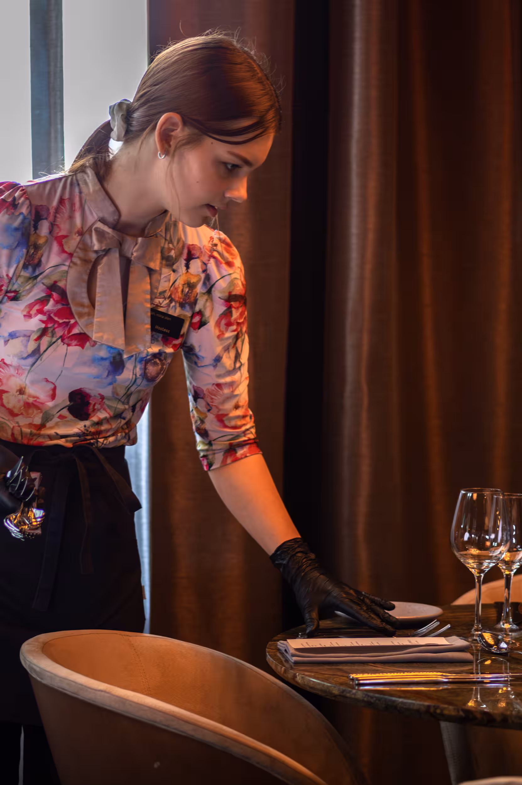 Ürituste foto kaadritagustest restoranis Joyce, pildistas Mailis Vahenurm. Ürituste foto kaadritagustest restoranis Joyce, kus teenindaja sätib lauda valmis pildistas Mailis Vahenurm.