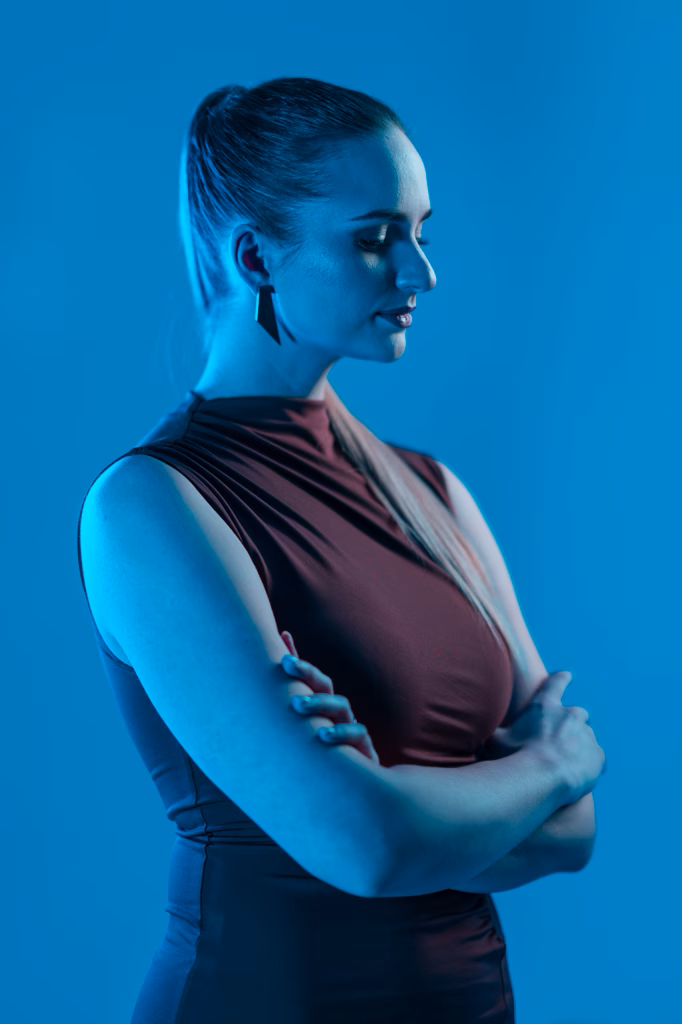 Portreefoto naisest sinisel taustal, pildistas fotograaf Mailis Vahenurm.