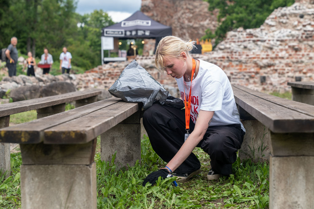 Näied, kuidas ettevõtte fotograaf saab jäädvustada roheteemasid Viljandi Pärimusmuusika Festivalil.